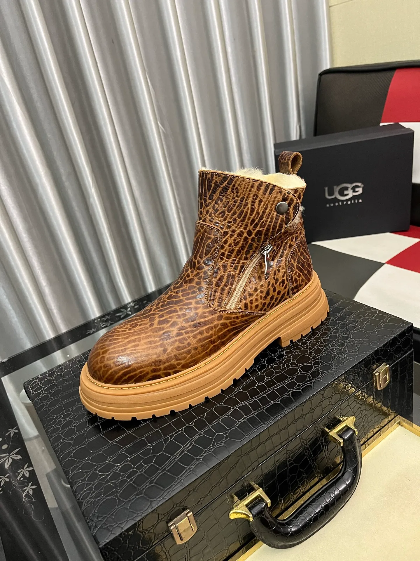 Ex-factory price: 680⌚️⌚️Thick wool imported from Australia Brand: UGG genuine purchasing agent Size: 39-44 (45 customized) Grade: Official website 1:1 Material: First layer of genuine leather waterproof and antifreeze upper Real wool lining Original non-slip and wear-resistant outsole Style category: Men's casual shoes Trendy style Comfortable on the feet Color: Official website color synchronization
